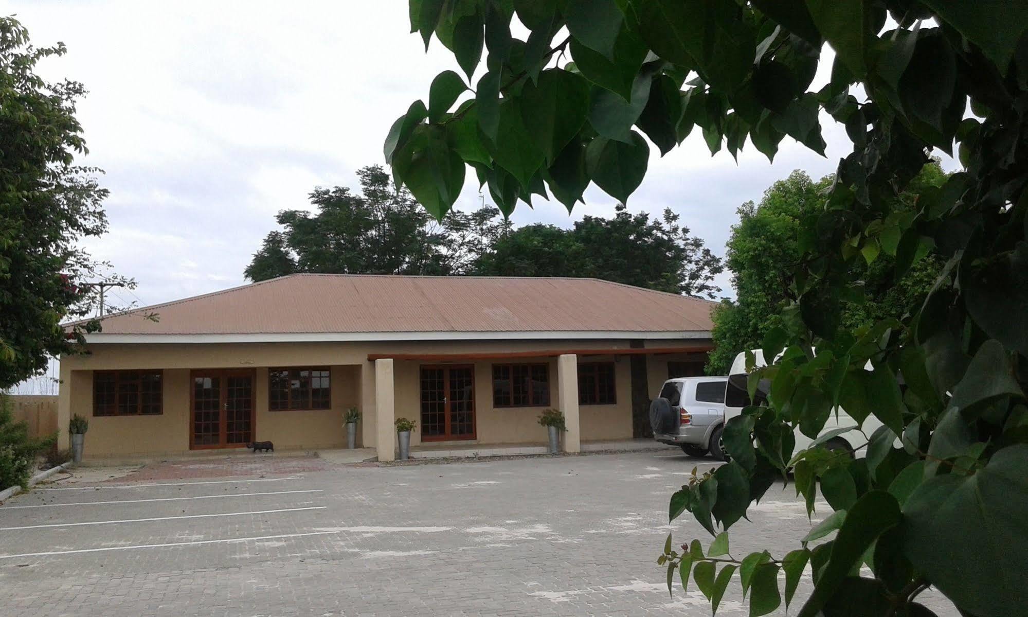 Larissa Hotel Maun Extérieur photo