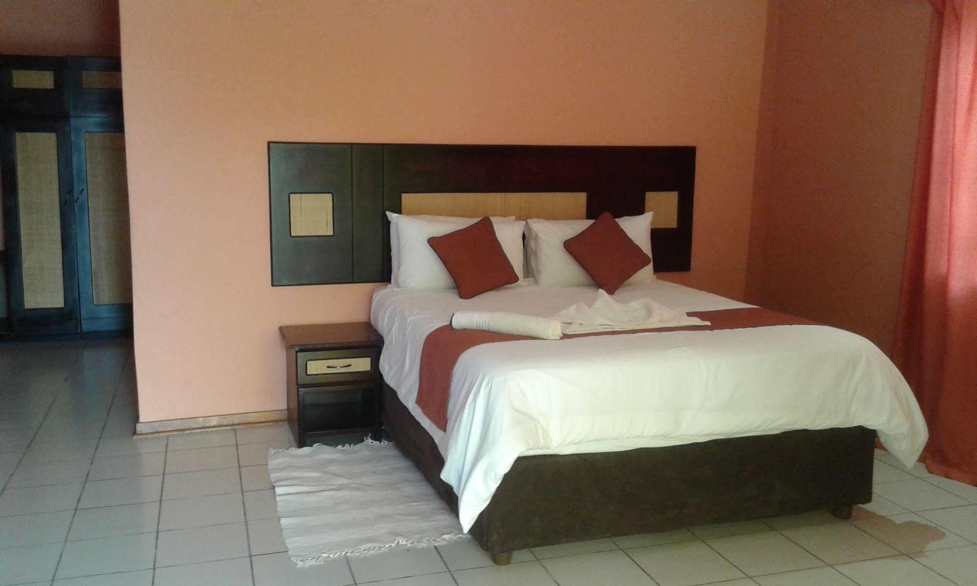 Larissa Hotel Maun Extérieur photo