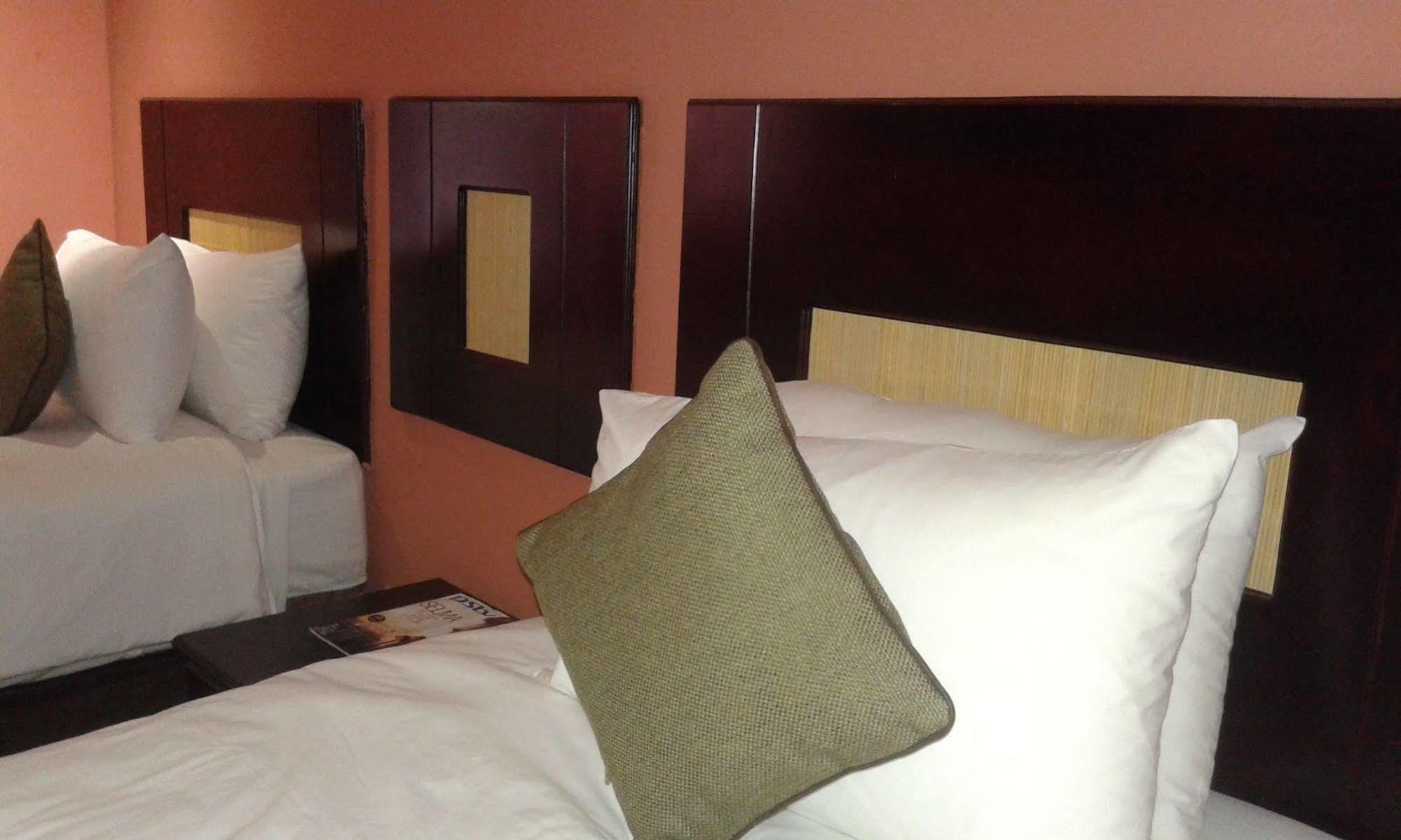 Larissa Hotel Maun Extérieur photo
