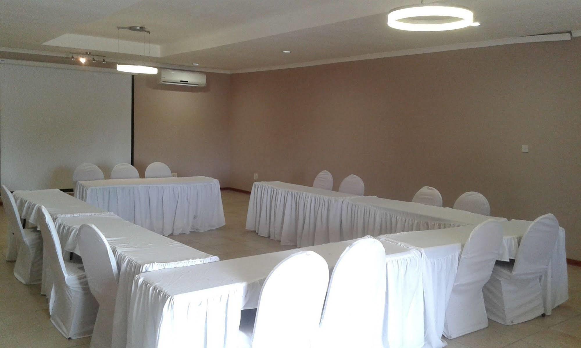Larissa Hotel Maun Extérieur photo