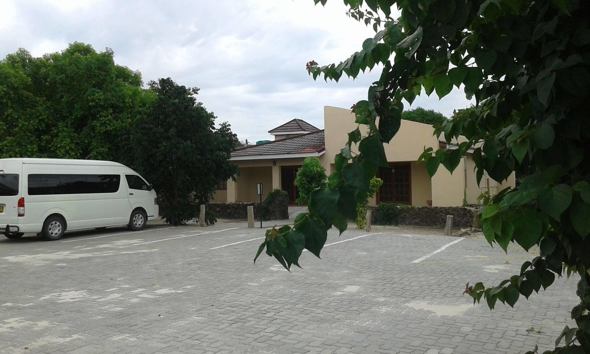 Larissa Hotel Maun Extérieur photo